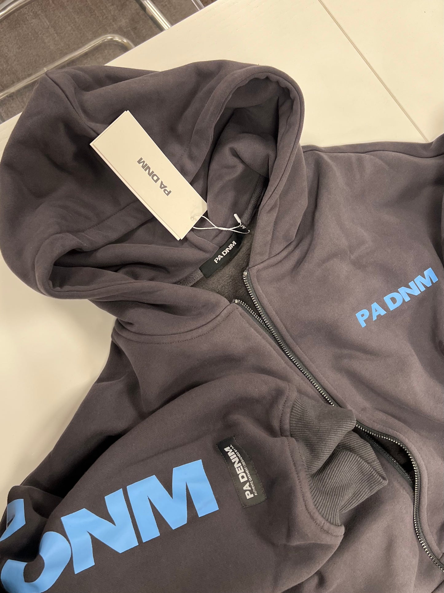 DOUBLE ENDED ZIP LOGO HOODIE I GREY