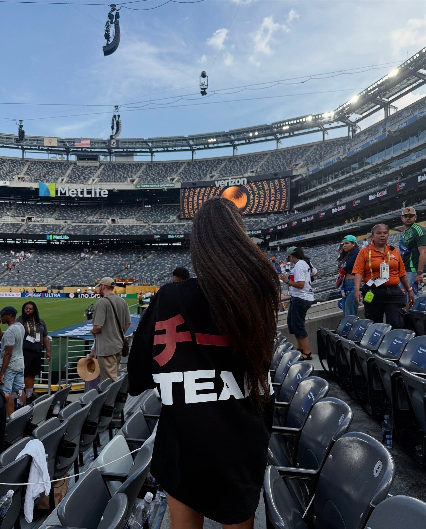 OVERSIZED TEAM TEE I BLACK