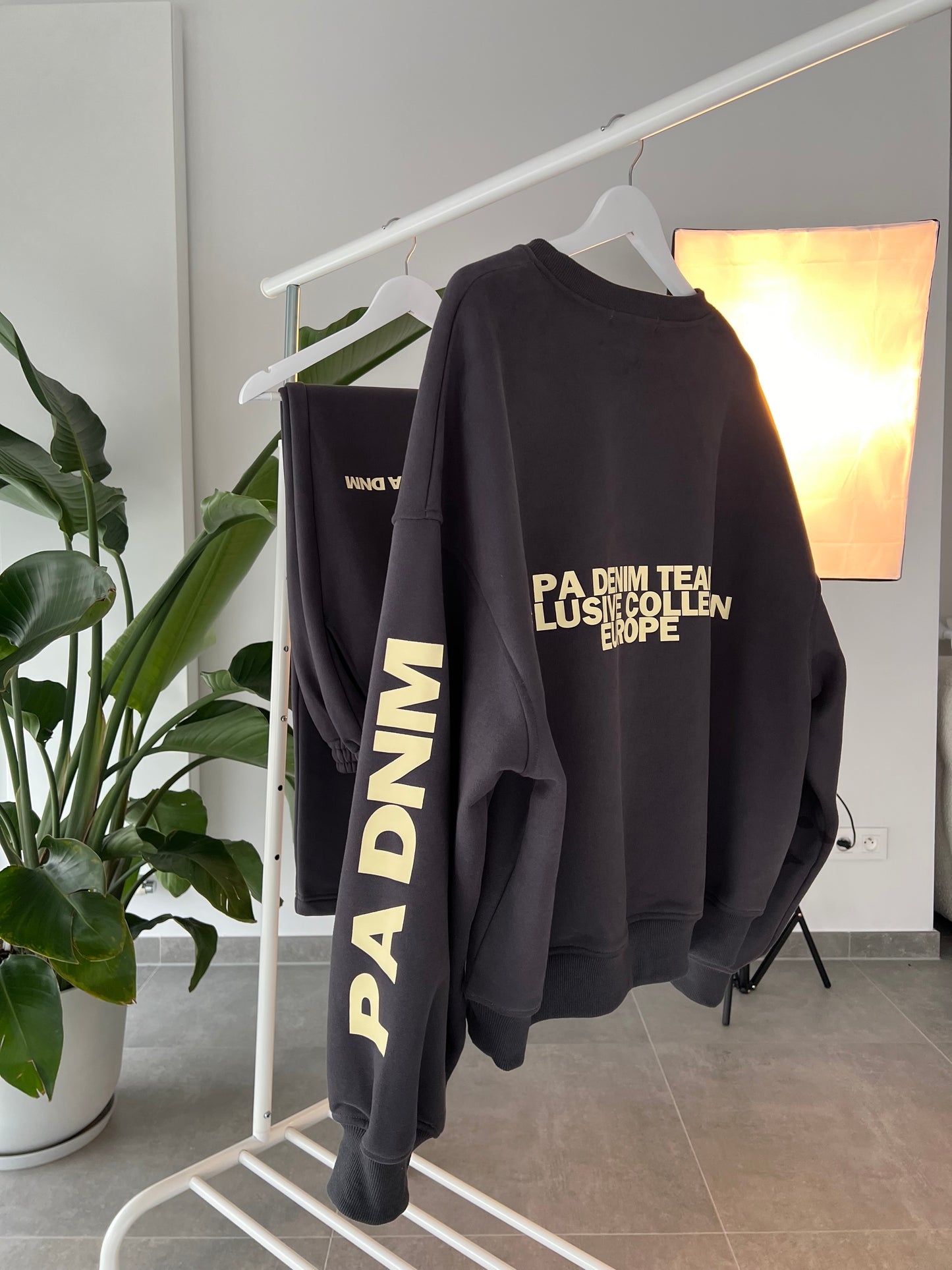 OVERSIZED LOGO CREW NECK I GREY