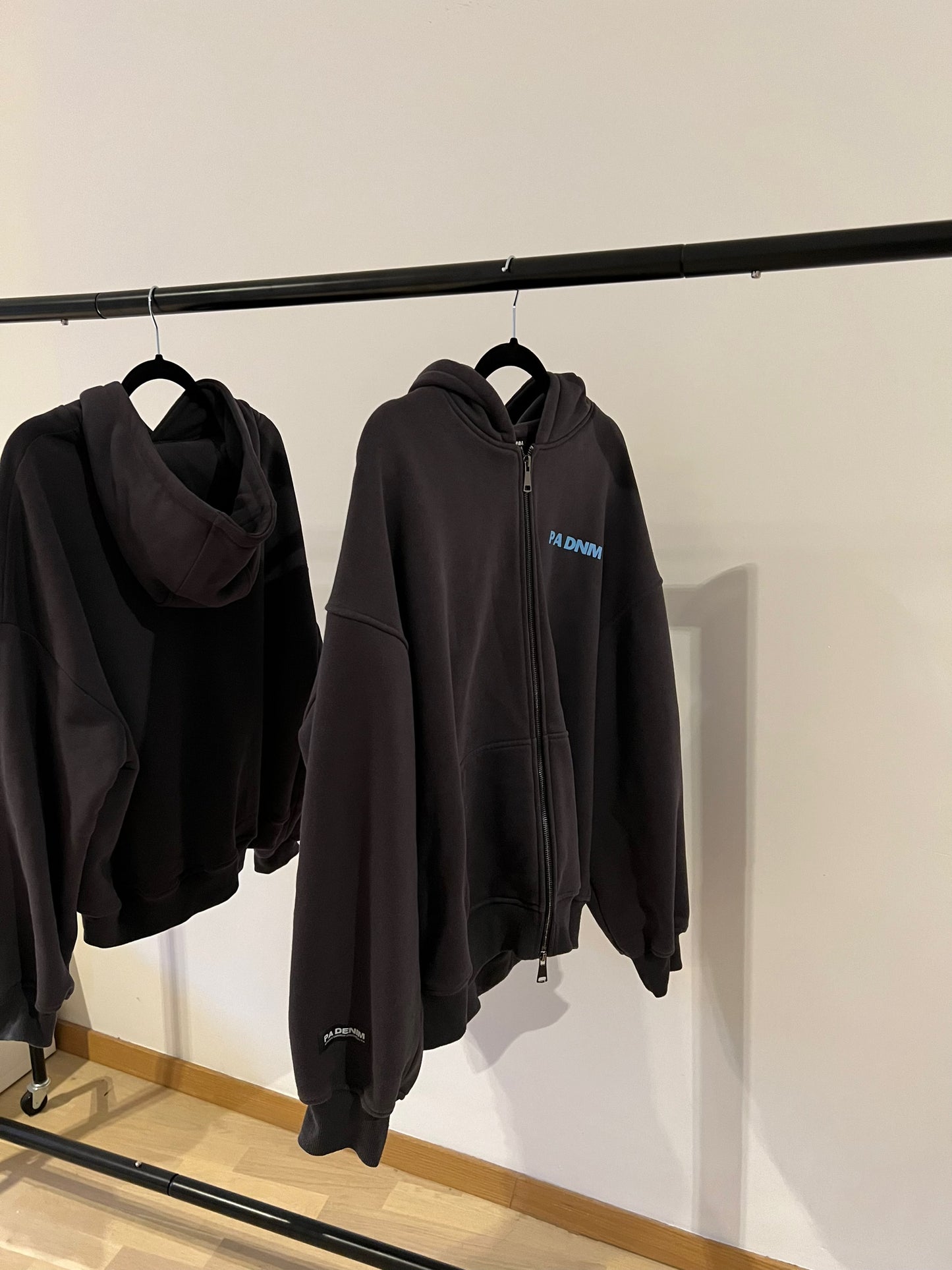 DOUBLE ENDED ZIP LOGO HOODIE I GREY