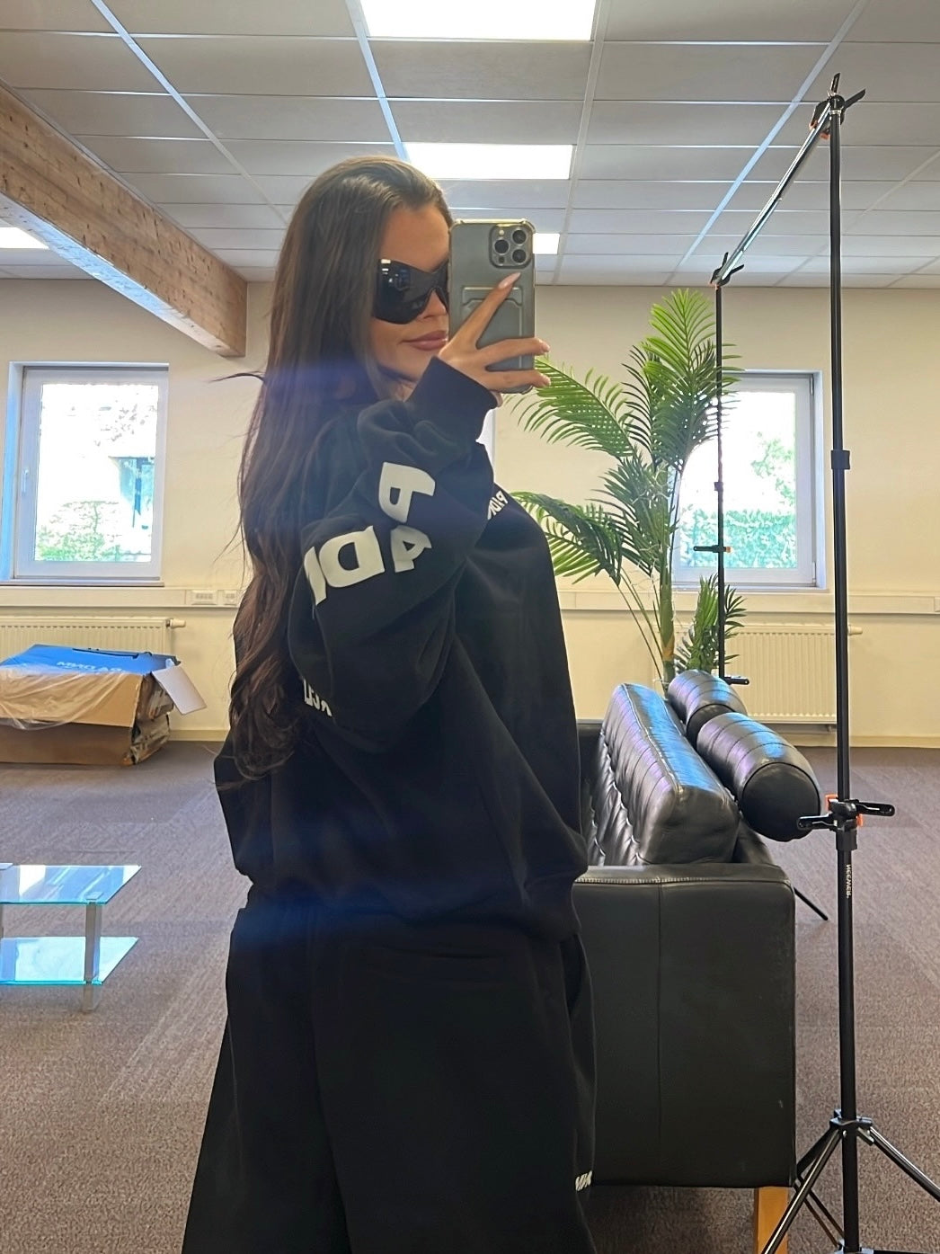 OVERSIZED LOGO CREW NECK I BLACK