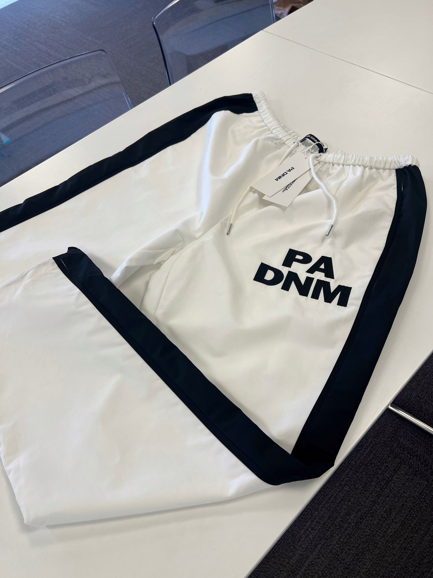 LOGO ATHLETIC PANTS I WHITE