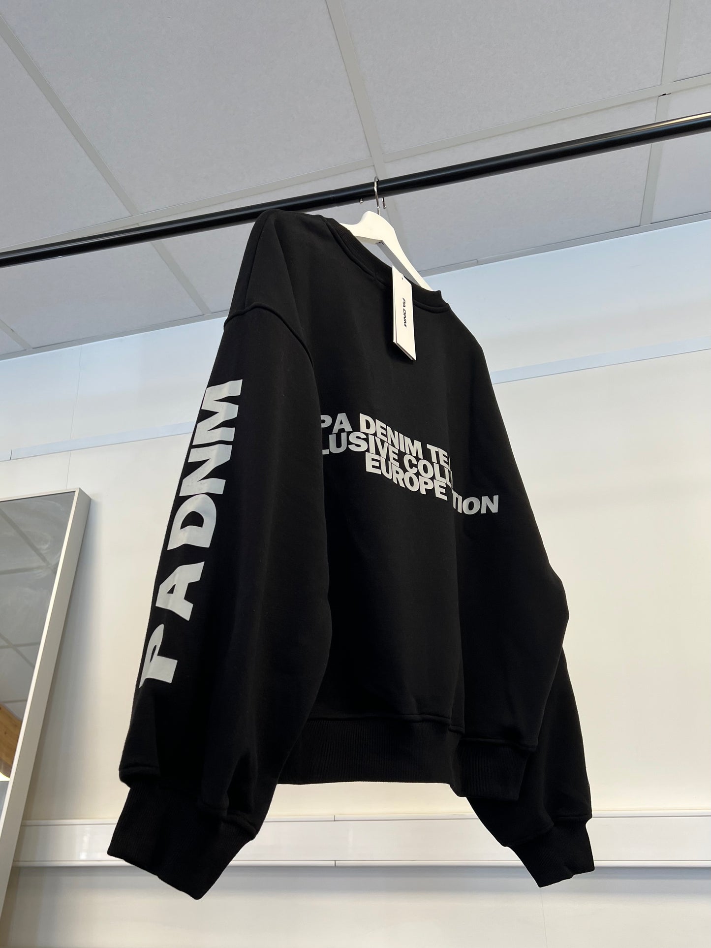 OVERSIZED LOGO CREW NECK I BLACK