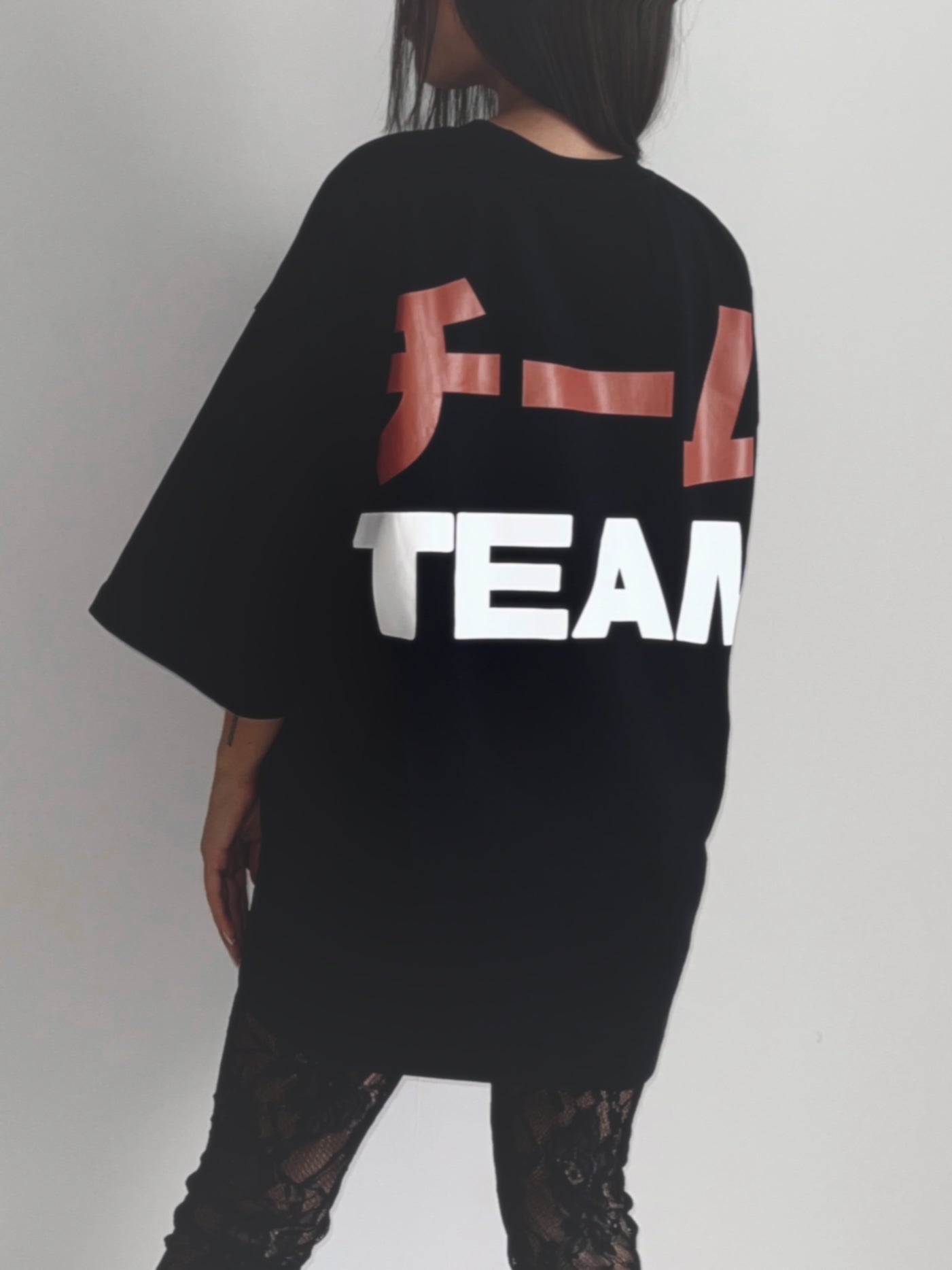 OVERSIZED TEAM TEE I BLACK