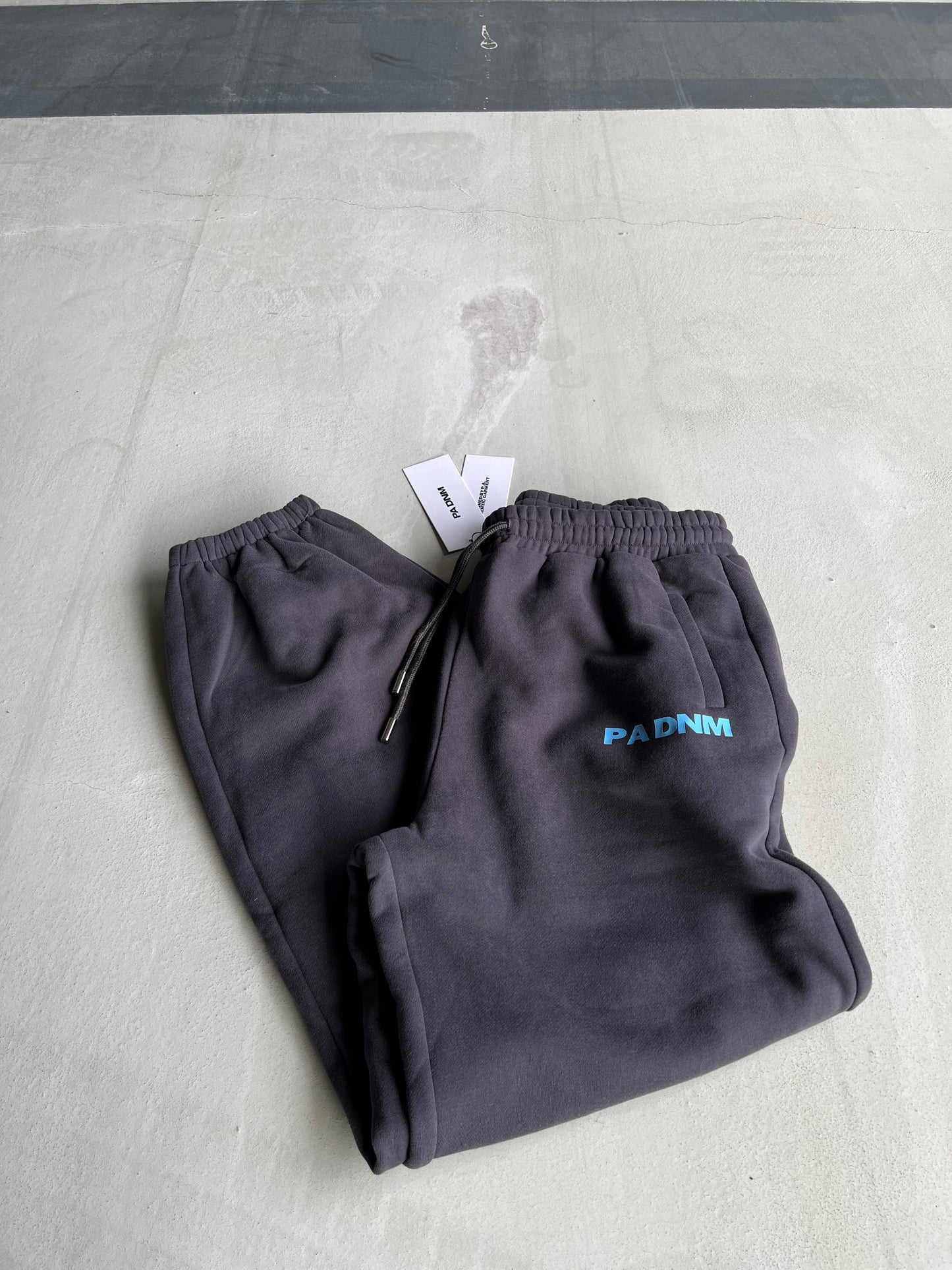 OVERSIZED LOGO JOGGERS I GREY