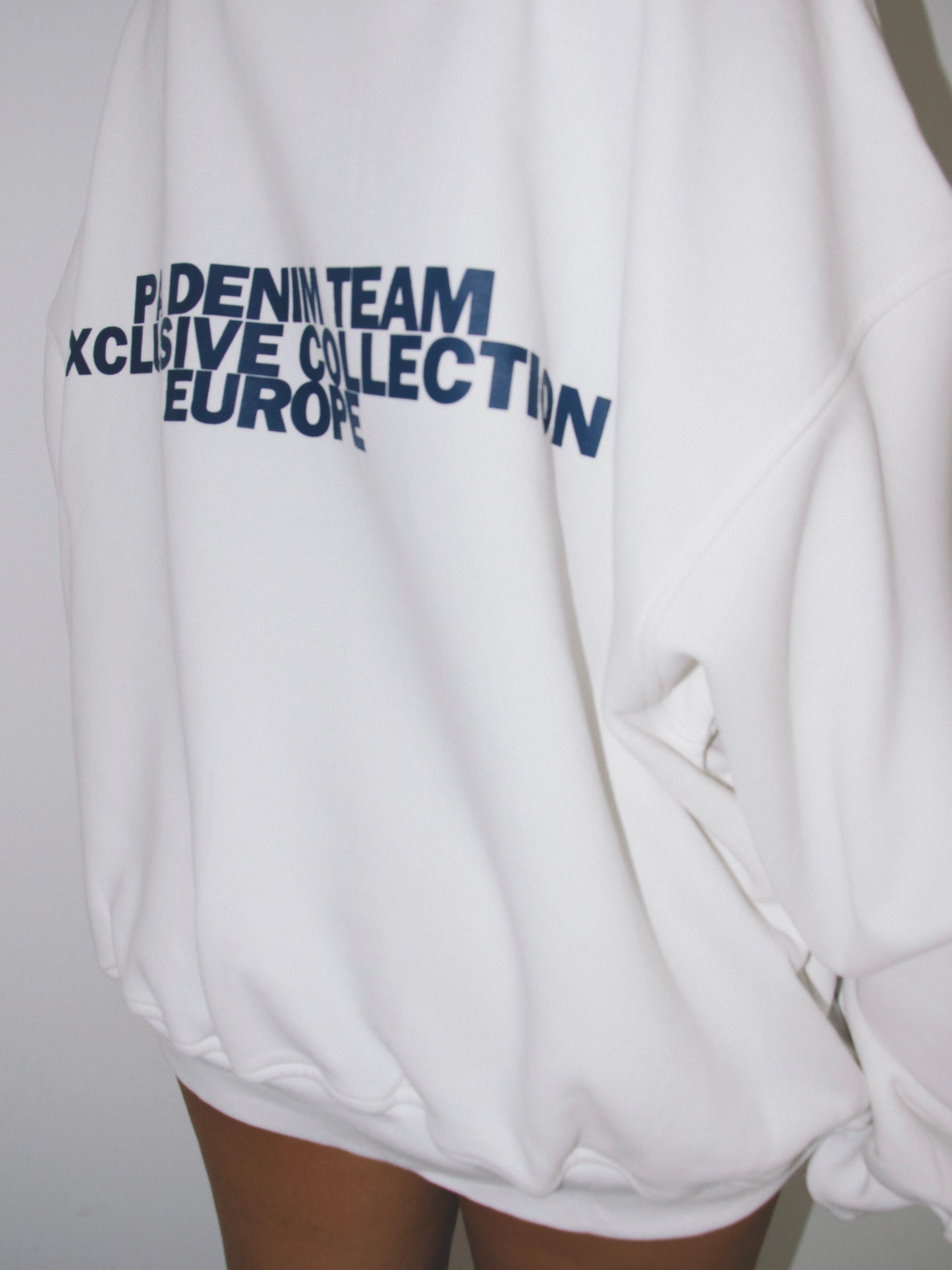 OVERSIZED LOGO CREW NECK I WHITE