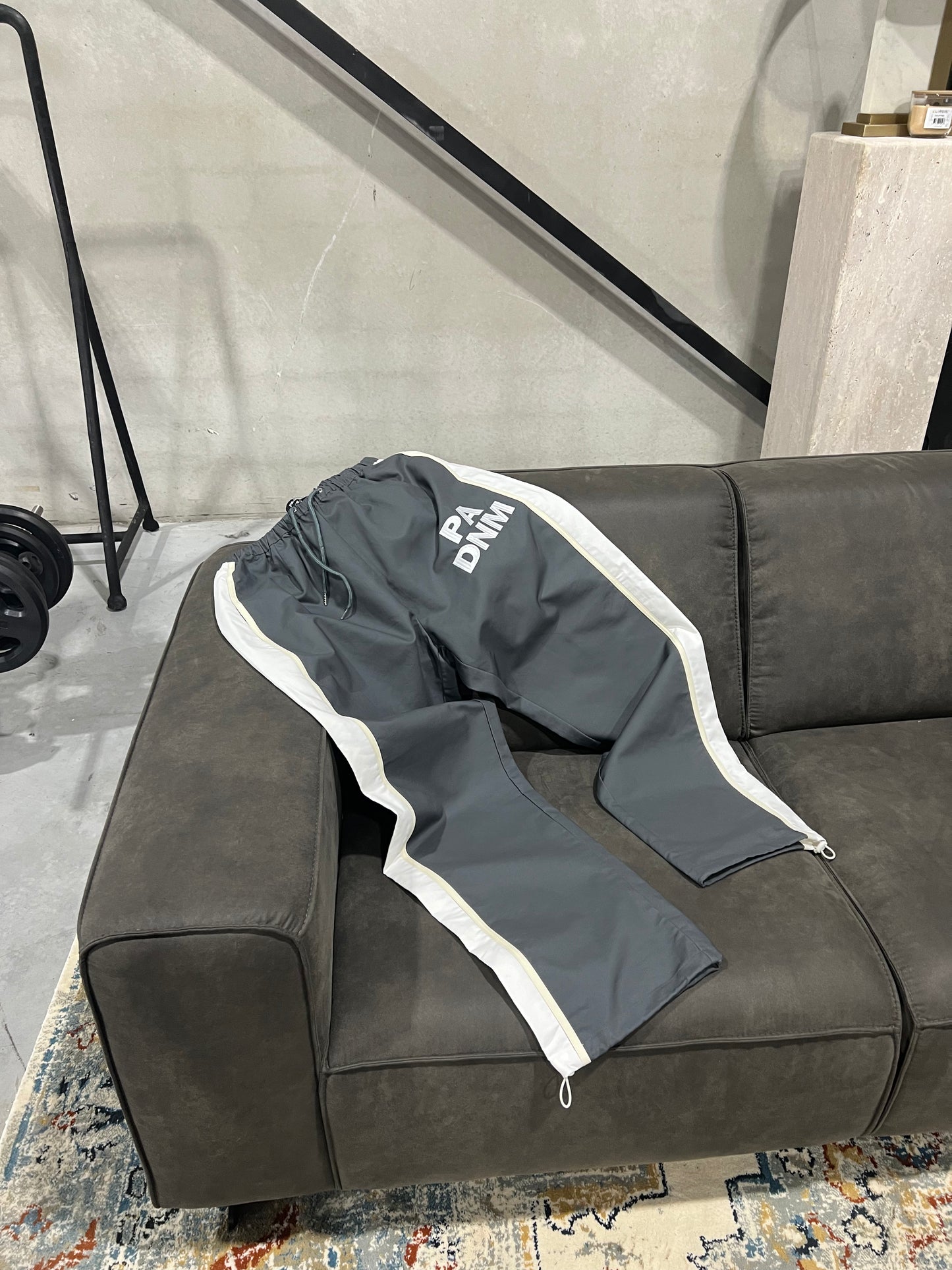 ATHLETIC LOGO PANTS I GREY