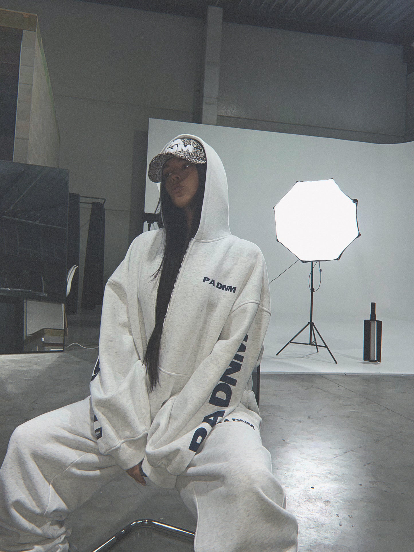 THE NAVY SCRIPT HOODIE